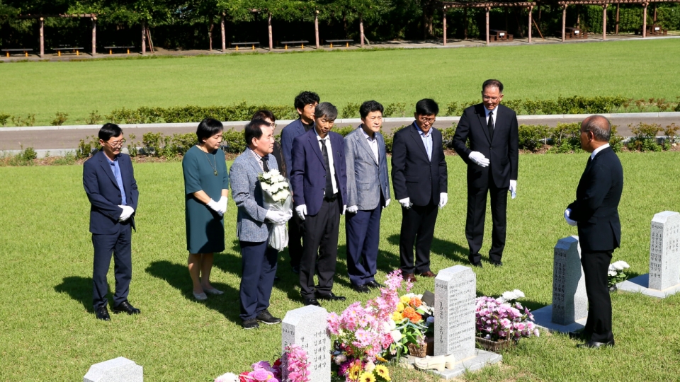 김지철 교육감을 비롯해 충남교육청 관계자들이 1991년 최초로 일본군 위안부 피해 사실을 공개 증언한 고 김학순 할머니 묘소를 참배하고 있다.