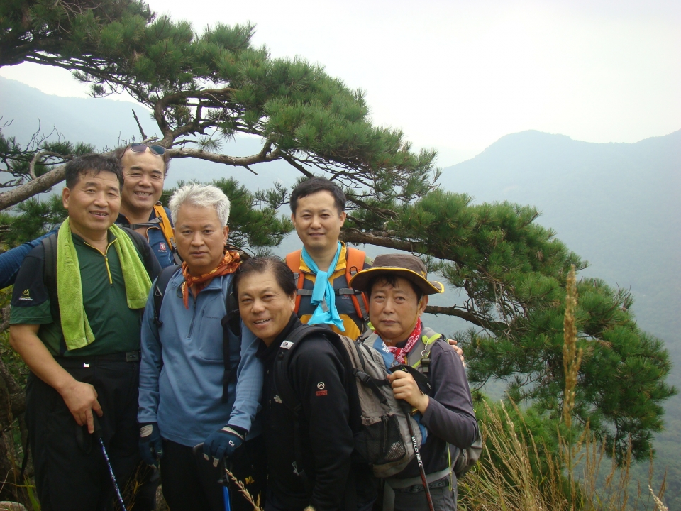 산을 사랑하는 앗숨산악회 회원들과 고광인 씨(왼쪽에서 4번째)