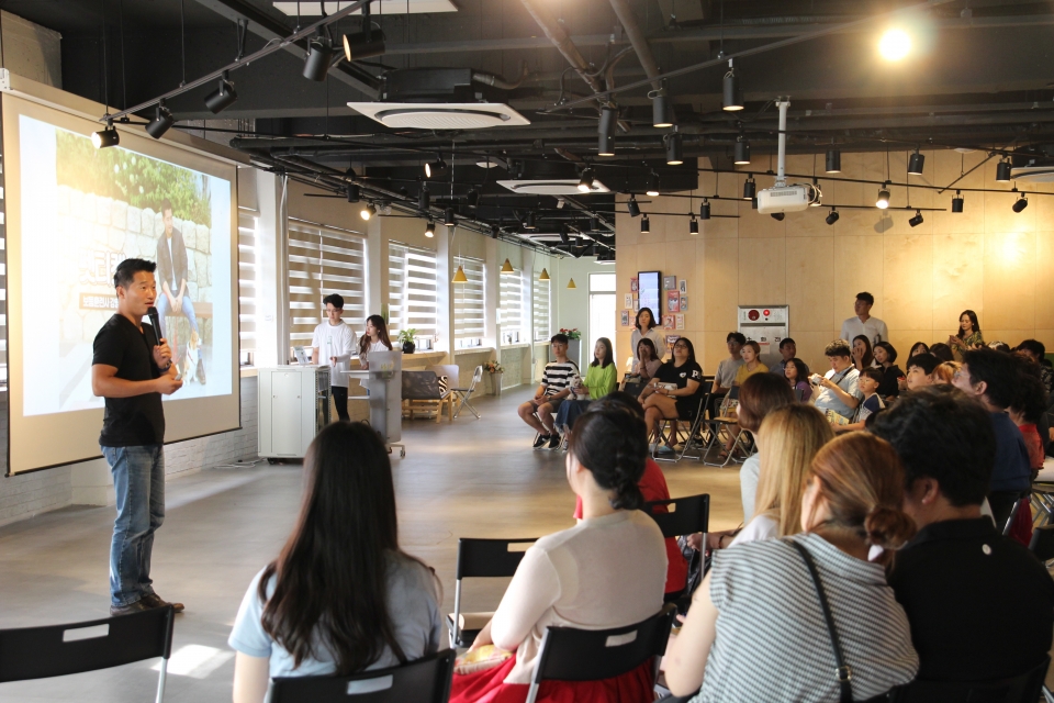 동물훈련사 강형욱 씨가 청년센터 1층 나래홀에서 강의를 하고 있다.