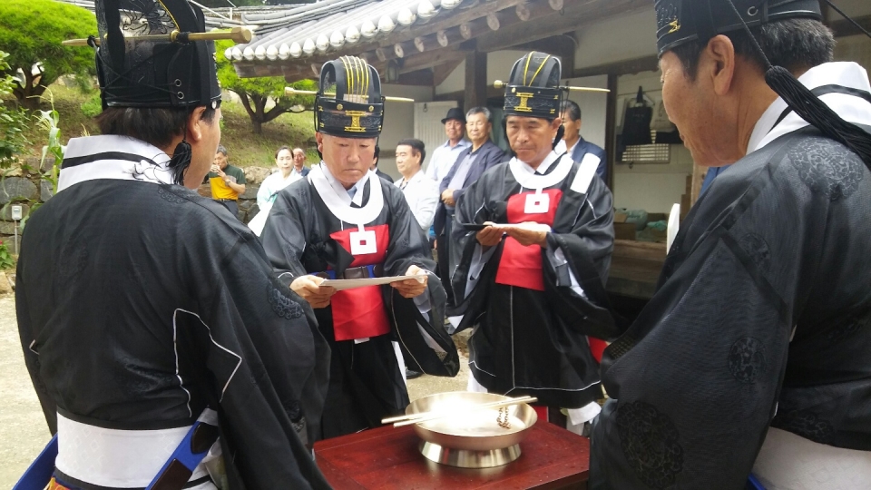당진향교 명륜당에서 정덕영 초헌관(왼쪽에서 두번째)이 봉행을 하고 있다.