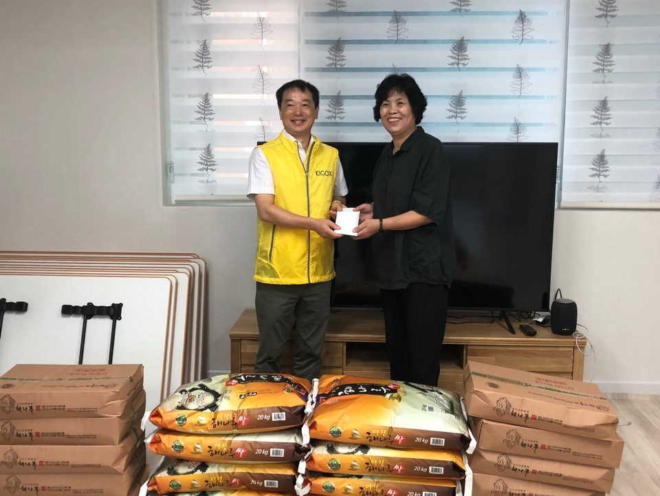 김경오 지사장(한국산업단지공단)이 박철희 이장에게 온누리 상품권을 전달하고 있다.