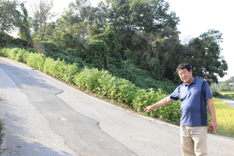상수도선이 설치되고 길이 울퉁불퉁해 주민들이 다닐때마다 바퀴가 덜컹거려 불편하다고 설명하는 김종관 이장.