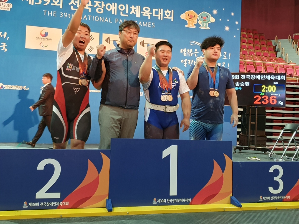 –85kg 역도 종목에서 금메달을 딴 서천고 황재권 선수(왼쪽에서 세 번째)