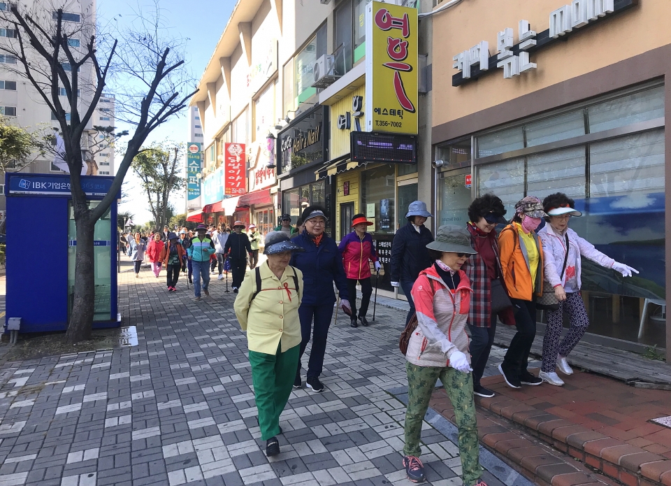 신성미소지움 아파트 2단지 입주민 화합 걷기 행사 모습.