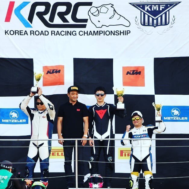 지난 4월부터 10월까지 2019 코리아 로드 레이싱 챔피언쉽(KRRC)이 열린 가운데 당진 박효상 씨가 마지막 6전 경기에서 우승을 차지했다. (사진 오른쪽에서 두번째)