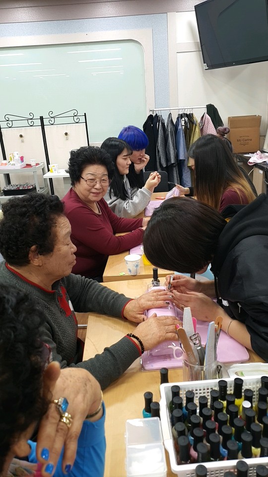 2일 충남도립대학교에서 개최한 노인돌봄 분야 ‘전공융합 페스티벌’에 참여한 청양군 노인회 어르신들이 미용 서비스를 받고 있다.