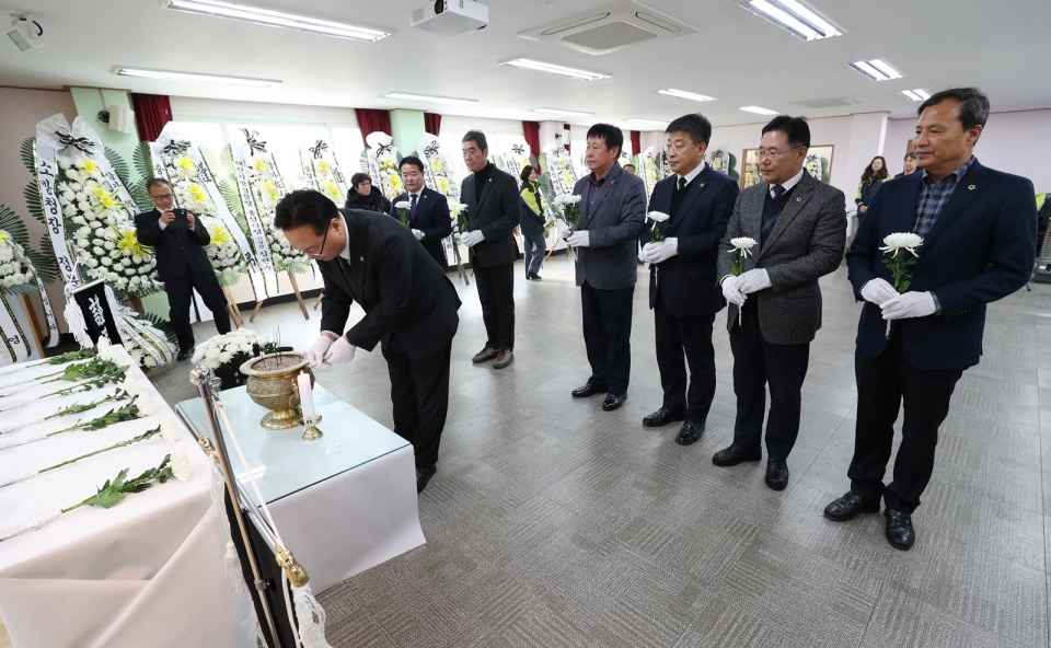 (왼쪽부터)지정근·김형도 의원, 유병국 의장, 장승재·전익현·조승만·이계양 의원