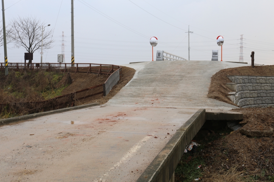 연호교를 진입하는 구간은 급경사로 다리공사가 12월 중순 완료됐지만 주민들은 다리이용을 걱정하고 있다.
