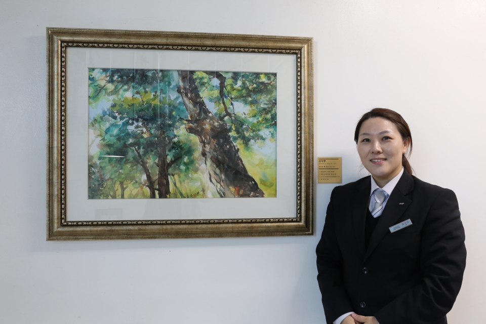 외상 후 스트레스에 시달렸던 당진소방서 김수연 소방관은 전시되어 있는 소나무 그림을 보면 지쳤던 마음이 차분해진다고 설명했다.