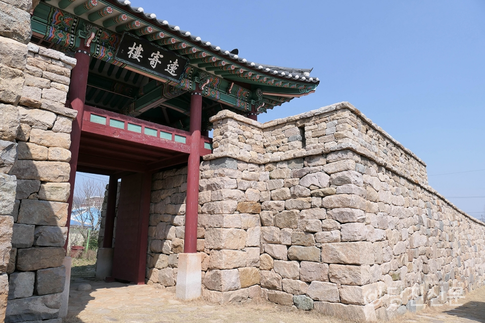 복원된 면천읍성 남문의 모습.