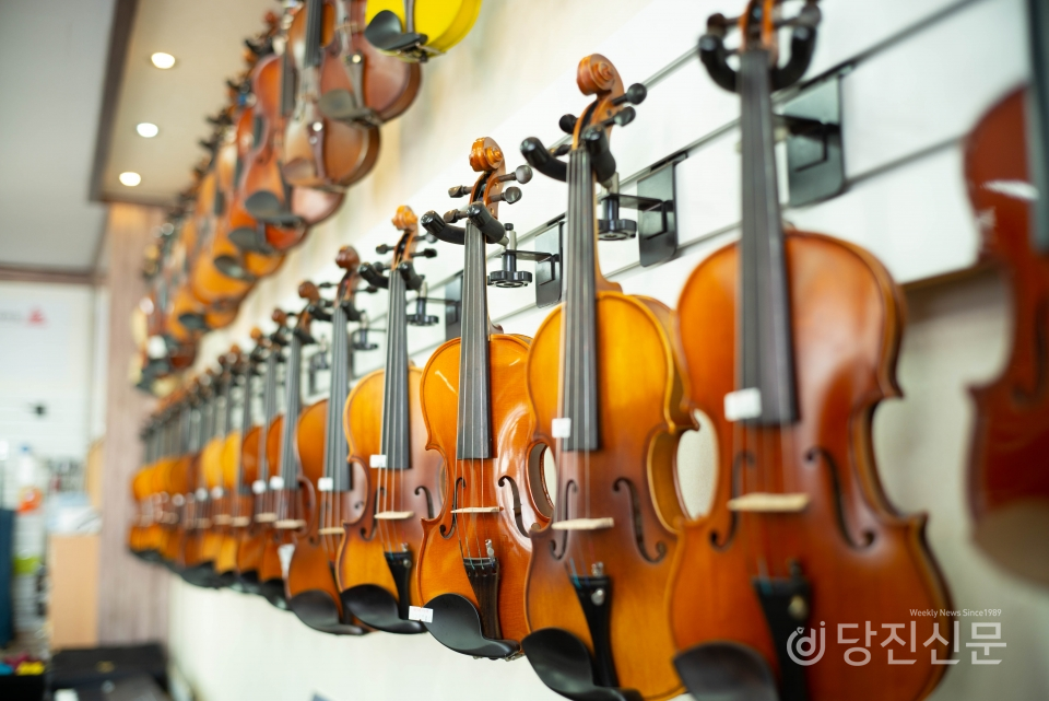 9- 10만원 대의 저렴한 바이올린부터 수백만원의 고가의 바이올린도 전시돼 있으며, 구매 가능하다.