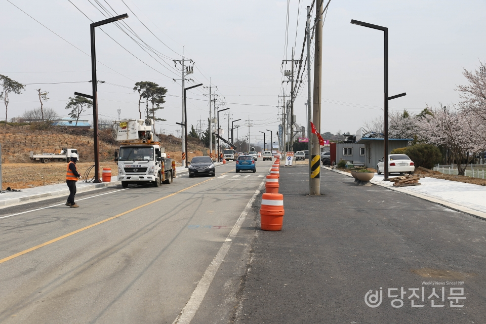 당진종합운동장 인근 도로 일부는 4차선으로 확장 공사가 진행중이다.