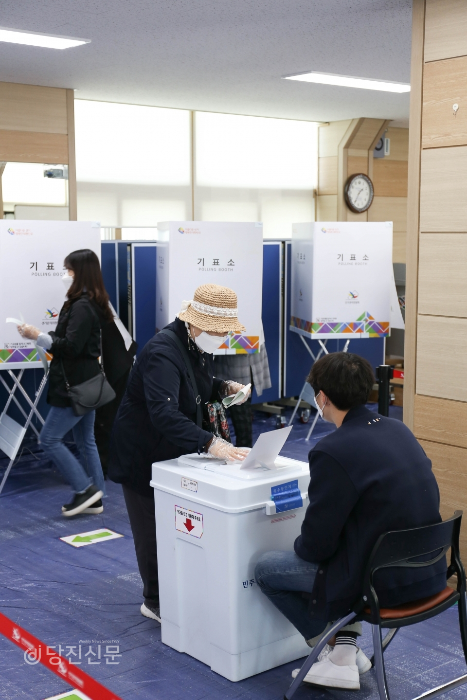 10일 사전투표소에서 투표하는 당진시민의 모습. 사전투표는 각 읍면동별 지정장소에서 10일~11일 진행됐다.