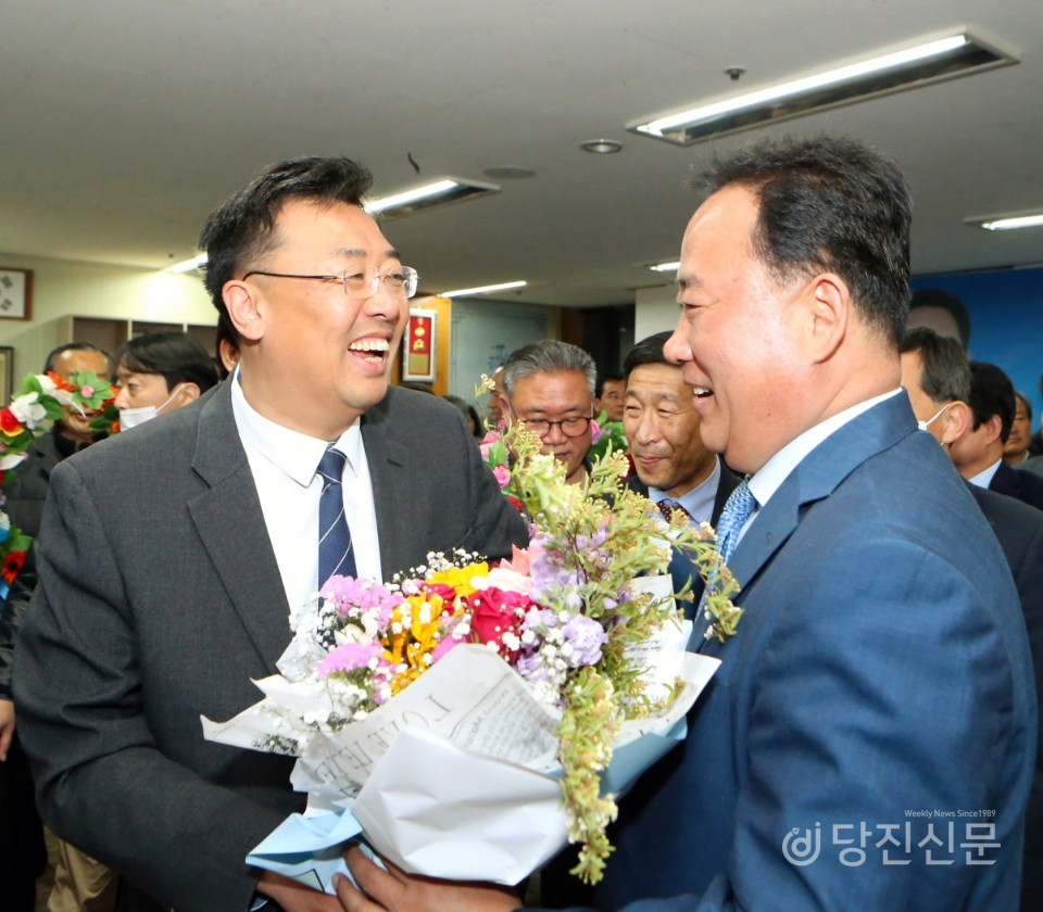 김기재 시의장의 축하인사를 받고 있는 어기구 당선인.