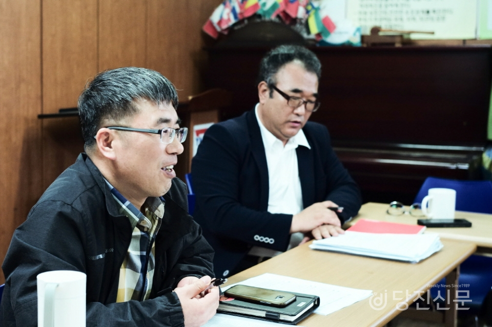 당진환경운동연합 김정진 사무국장(왼쪽)이 산폐장 관련 활동과 입장을 설명하고 있다.