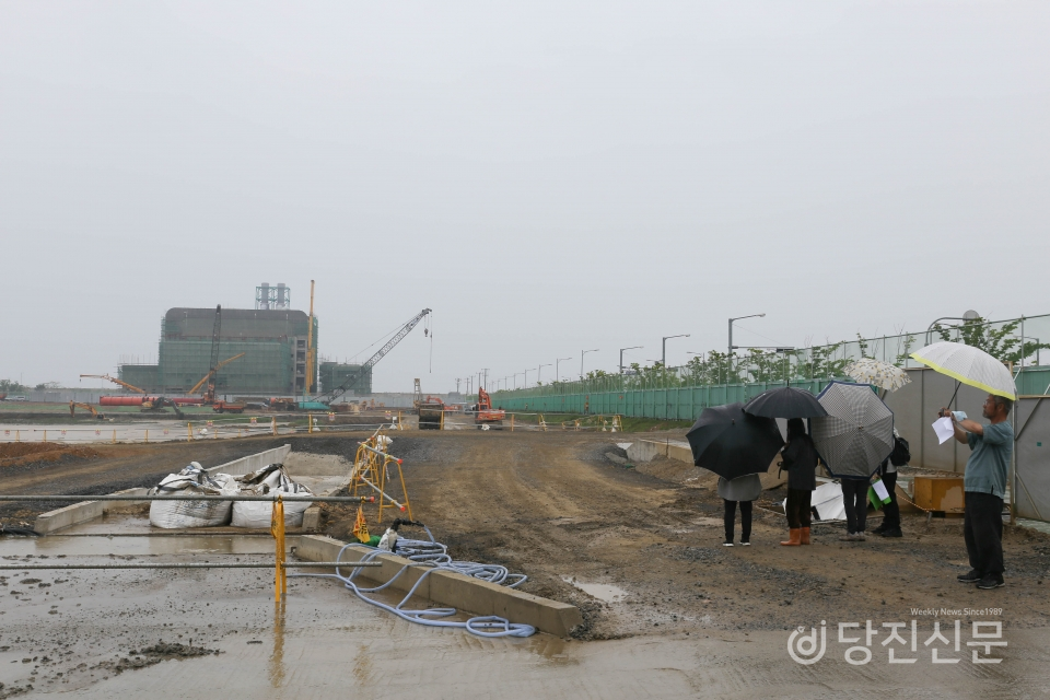 산폐장 대책위의 시민단체 관계자들이 석문산단의 산업폐기물처리시설 공사 현장을 보고 있다.