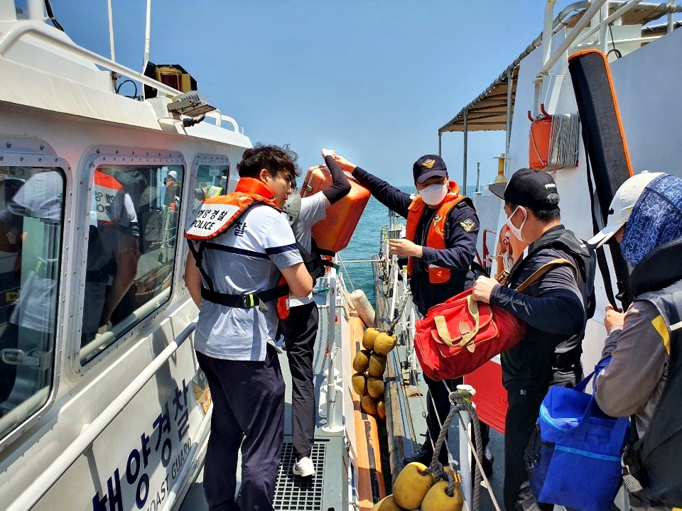 사진4. 좌초된 모터보트에서 구조된 탑승자들이 평택해양경찰서 경비정 및 연안구조정에 의해 이송되고 있다.