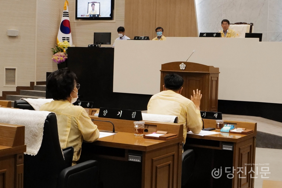 김기재 의원이 오른손을 들고, 의장선거 개표 결과발표 전 정회를 신청하고 있다.
