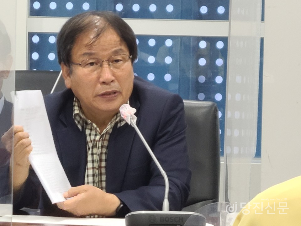 김후각 법률자문위원이 김홍장시장과의 면담에서 관련 자료를 보여주면서 대법원 판결에 대한 자신감을 내비췄다.