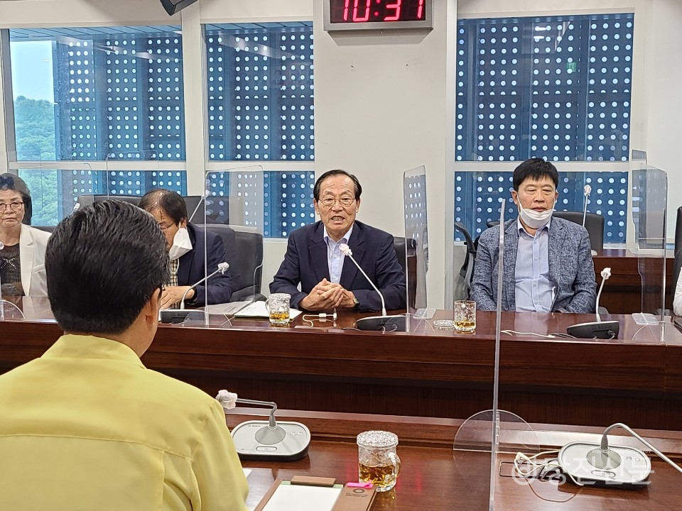 기자회견후 김홍장 시장과 면담하는 대책위 위원들의 모습.