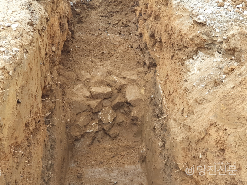 구 군청사 철거후 시굴조사에서 발견된 적심석. 성벽 뒤를 받쳐주는 역할을 하는 것으로, 문화재 발굴조사가 이뤄질 수도 있다.