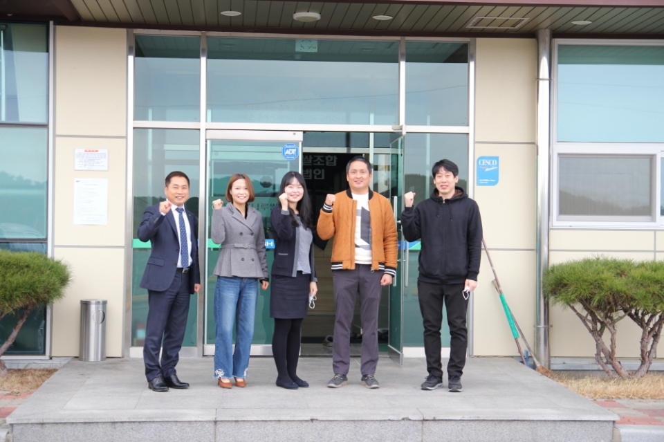 해나루쌀조합공동사업법인 박승석 대표이사(사진 왼쪽)와 직원들.