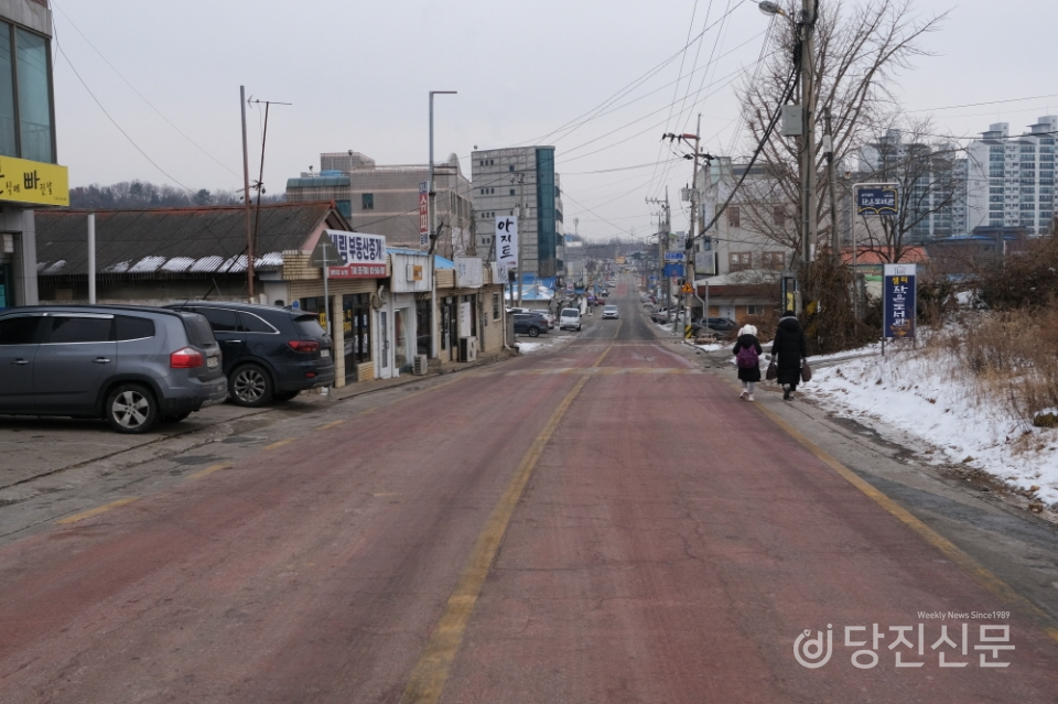 중흥리 송악초등학교 정문에서 누가의원 방향 도로에 인도가 없어 이 방향 통행을 하는 학생들이 불편을 겪고 있다.