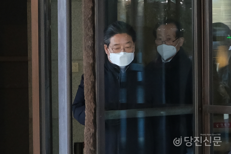 기각 선고 후 김홍장 시장이 어두운 표정으로 법정에서 나오고 있다.