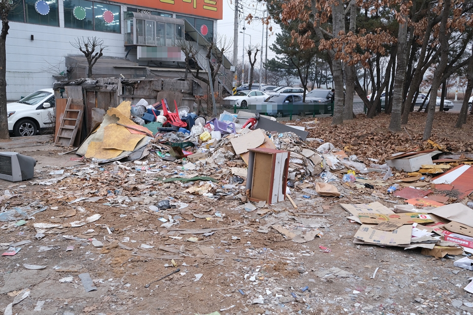 2월 14일 방문한 공원과 인접한 주차장으로 사용되고 있는 부지에 각종 쓰레기가 버려져 있다. 시 관계자에 따르면, 이곳은 공원 부지가 아니라 사유지라고 한다.