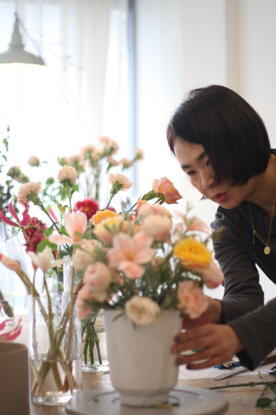 플로리스트 수업을 들으면서 꽃을 만들고 있는 조윤영 씨.