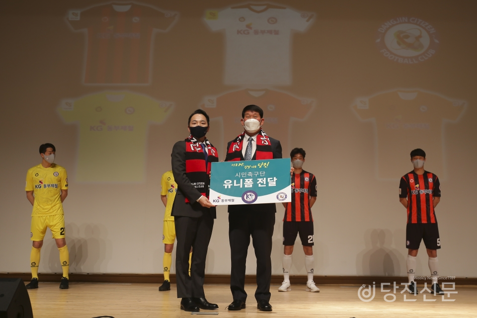 메인 후원사 KG동부제철 측(곽정현 부사장)이 김만수 단장에게 유니폼을 전달 했다.