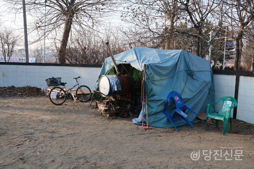 지난 2월 복운 어린이 공원 내에 누군가 설치한 텐트·천막