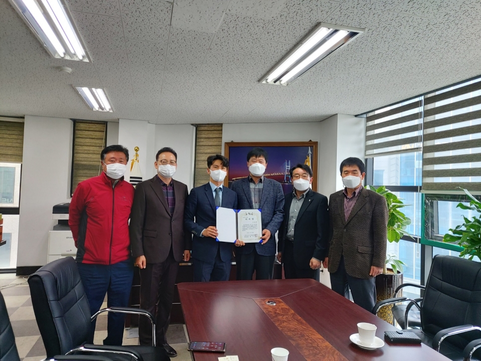 당진시개발위원회는 지난 2일 개발위 사무실에서 고문변호사로 조창현(35) 변호사를 위촉했다.