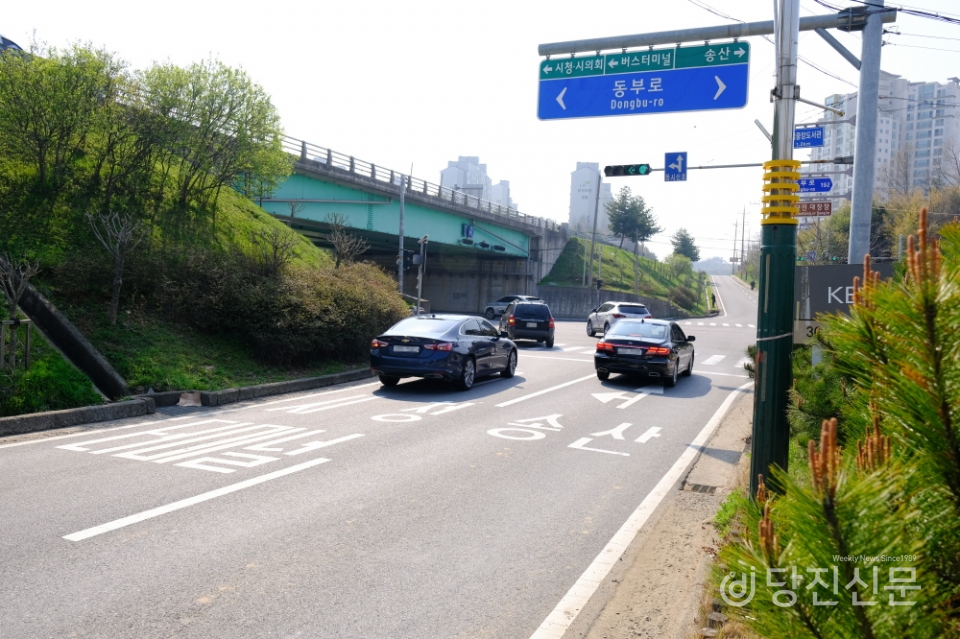 32번국도에서 터미널이나 롯데마트로 향하기 위해 내려오는 입체 교차로 일부 차선은 확장될 계획이다.