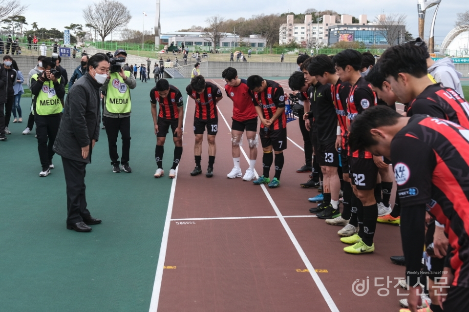 경기 후 김홍장 시장이 선수들과 인사를 나누며 격려하고 있다. 