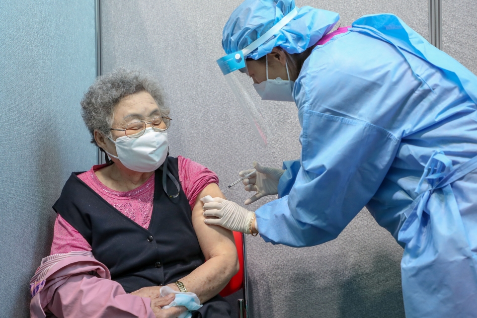 당진시는 15일 코로나19 예방접종센터(송악문화스포츠센터)에서 사전 접종에 동의한 75세 이상 어르신을 대상으로 화이자 백신 접종을 시작했다.