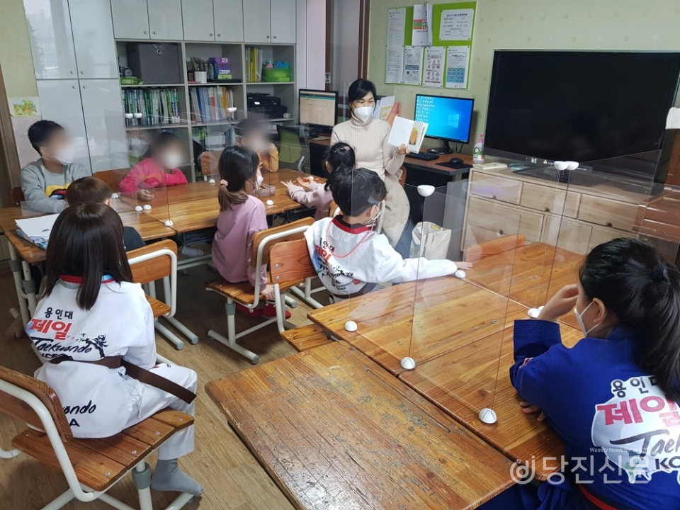 독서 지도 프로그램을 진행하고 있는 박은주 씨. 코로나19로 방역 지침에 철저히 따르며, 아이들에게 독서의 즐거움을 알리고 있다.