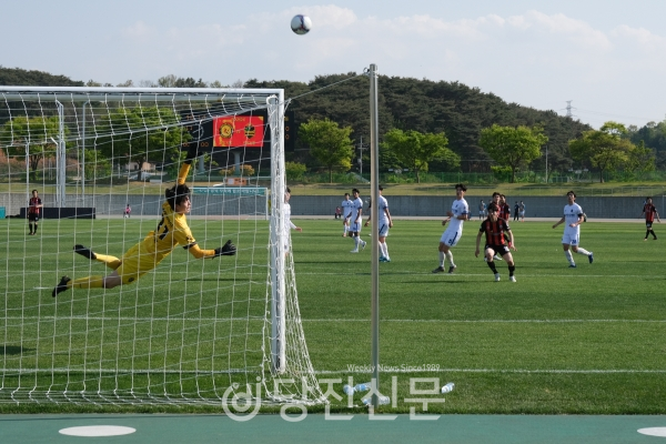 후반 10분경 예병원 선수의 슛팅이 상대방 골문 위로 살짝 빗나가는 등 당진시민축구단은 연이어 인천남동FC 골문을 위협했다.