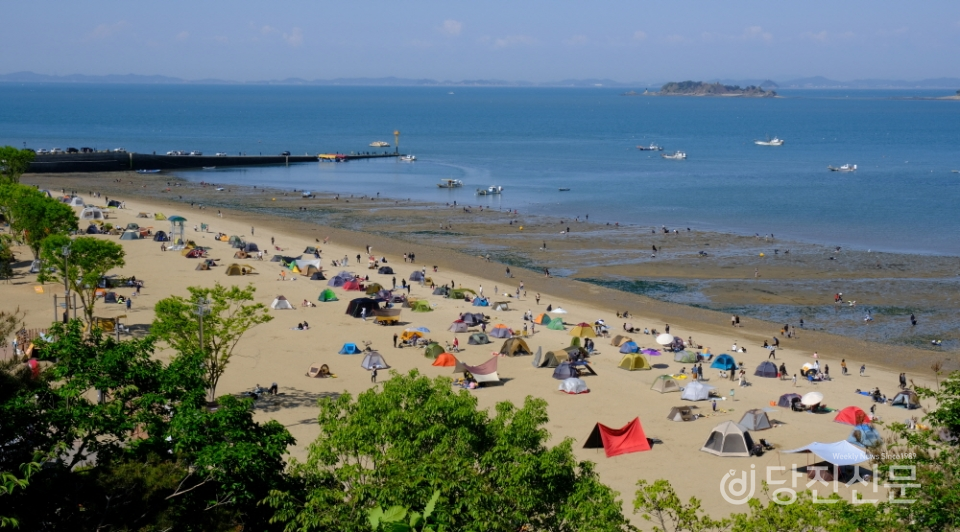5월 2일, 왜목마을 해변의 모습. 아직 휴가철이 아닌데도 불구하고 사진에 보이는 텐트만 70여개에 이른다.