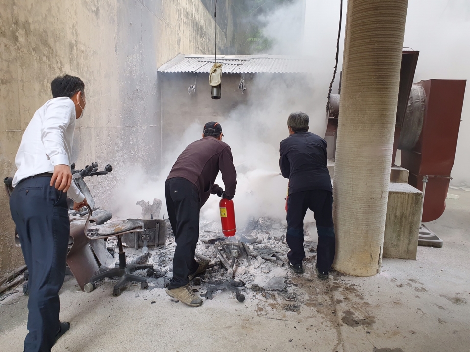 7일 17시 18분경 읍내동에서 발생한 화재를 시민들이 소화기로 진압하고 있다.