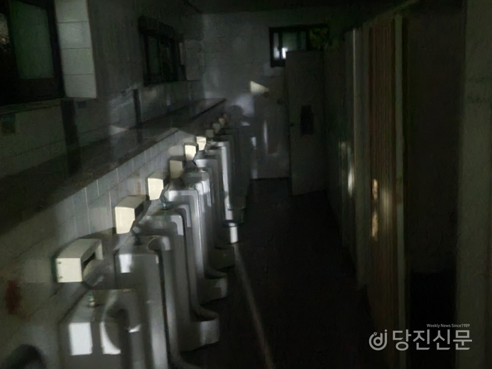 도비도 관광지내 밤의 공중화장실. 상인에 따르면 화장실 조명 수리를 건의해왔다고 한다.