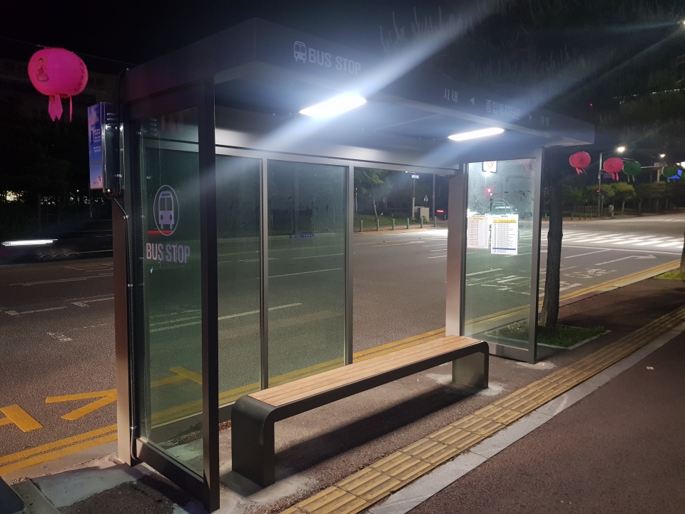 버스승강장에 설치된 태양광 LED 조명.