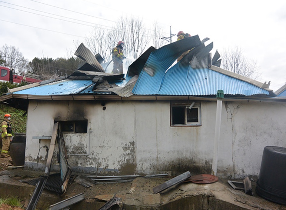 지난 4월 당진의 한 단독주택 천장 배선에 스며든 빗물로 화재가 발생했다.