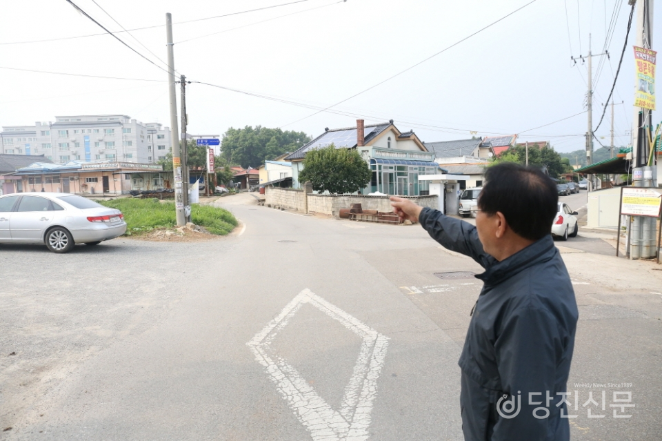 빌라-마을 입구를 연결하는 도로는 차량 양방향 통행이 불가능해 출퇴근길 정체가 심한 상태다.