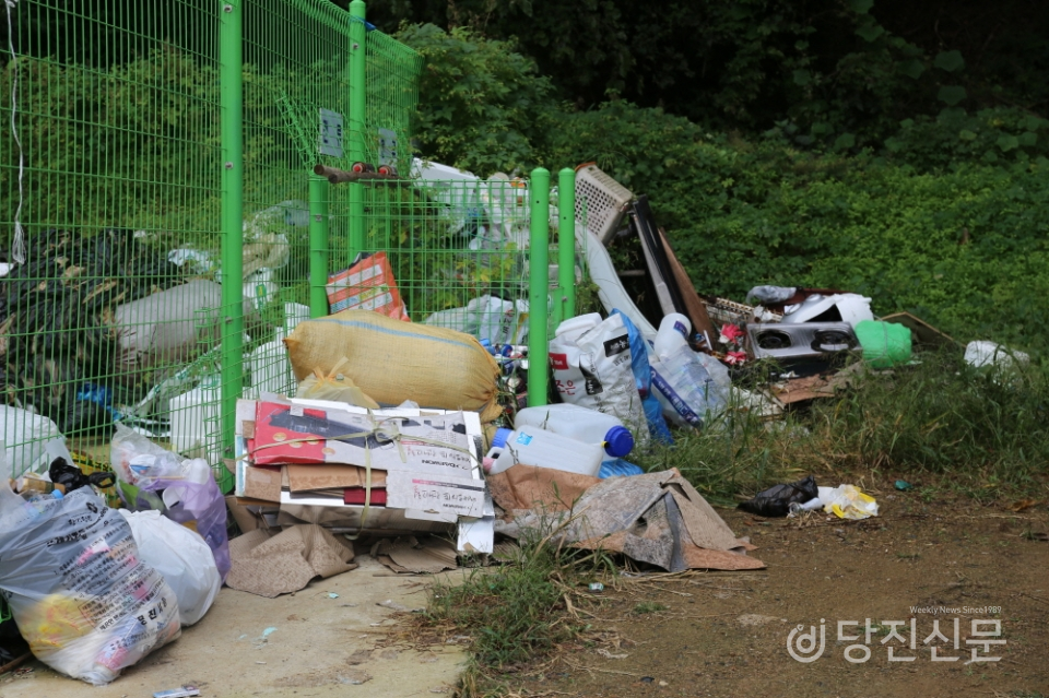 낚시객들이 무단투기한 쓰레기는 고령의 마을 주민들이 치우고 있는 상황이다. ⓒ당진신문 이석준 기자