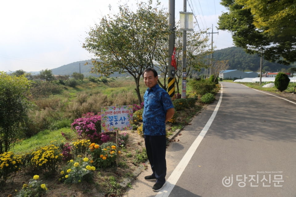 부녀회, 주민들이 조성한 꽃밭을 소개하고 있는 최영길 승산리 이장. ⓒ당진신문 이석준 기자
