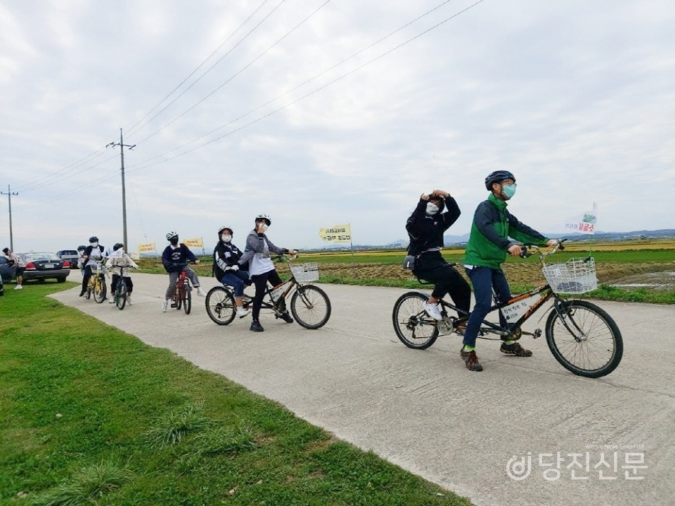 우강초등학교 환경동아리 환경의사회 학생들이 지난 16일 소들섬을 지키기 위한 자전거 캠페인을 펼치고 있는 모습. ⓒ당진신문 김정아 시민기자
