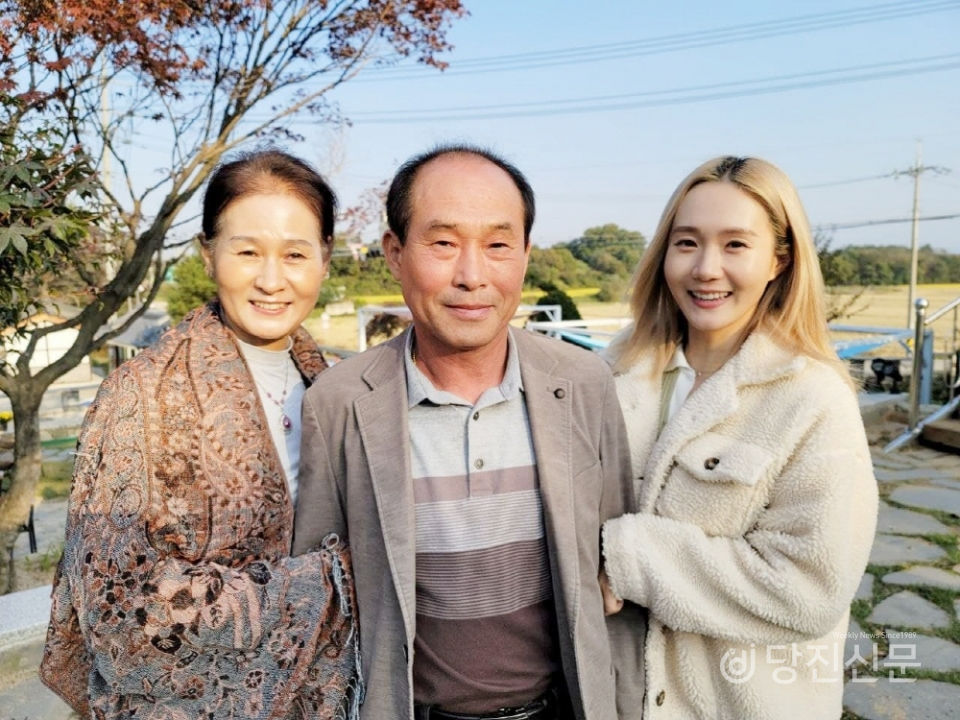 면천에서 부모님을 만난 희라와 어머니 심보경(왼쪽), 아버지 홍익표(중앙) ⓒ당진신문 김정아 시민기자