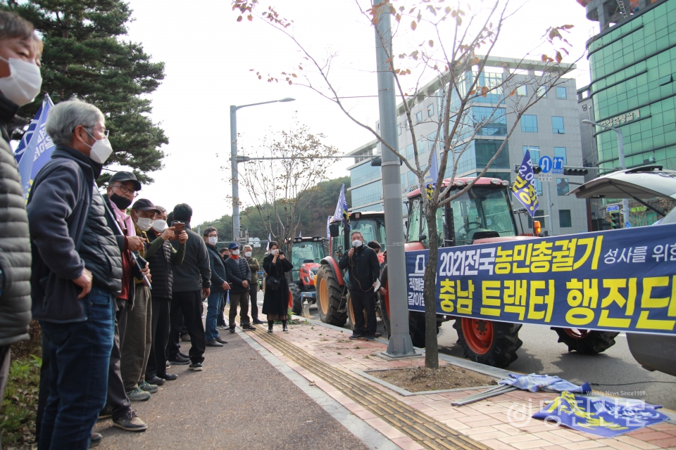 당진시농민회(회장 김희봉)가 17일 서울 여의도에서 열리는 전국농민총궐기에 앞서 당진시청 앞에서 출정식을 가졌다. ⓒ당진신문 지나영 기자
