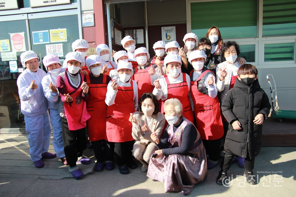 백석올미영농조합 할머니들과 기념 촬영. ⓒ당진신문 지나영 기자